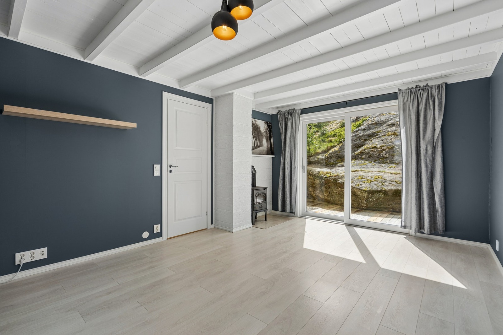 Fra stuen er det utgang til markterrassen via en heve-skyvedør fra 2022. Galleribilde
