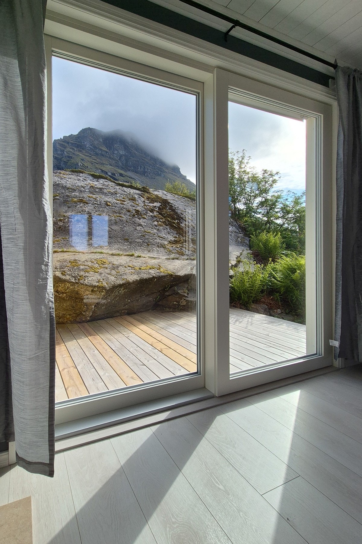 Den store heve-skyvedøren åpner opp mot terrassen og slipper naturen inn. Galleribilde