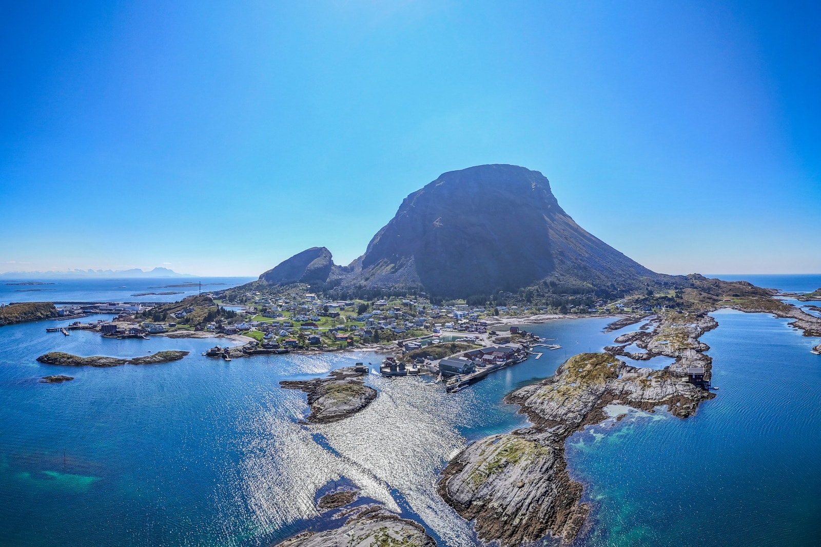 Lovundfjellet ruver i landskapet og gir øya sin karakteristiske profil. Galleribilde