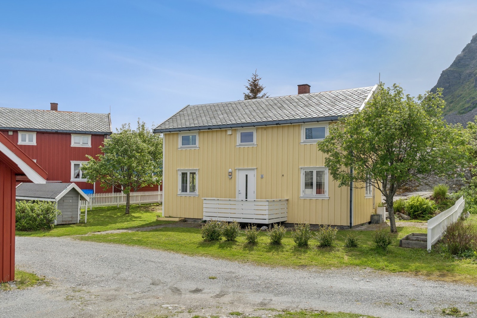 Koselig Nordlandshus med flott beliggenhet på vakre Lovund. 3 soverom. Solrike uteplasser. Utebod. Galleribilde
