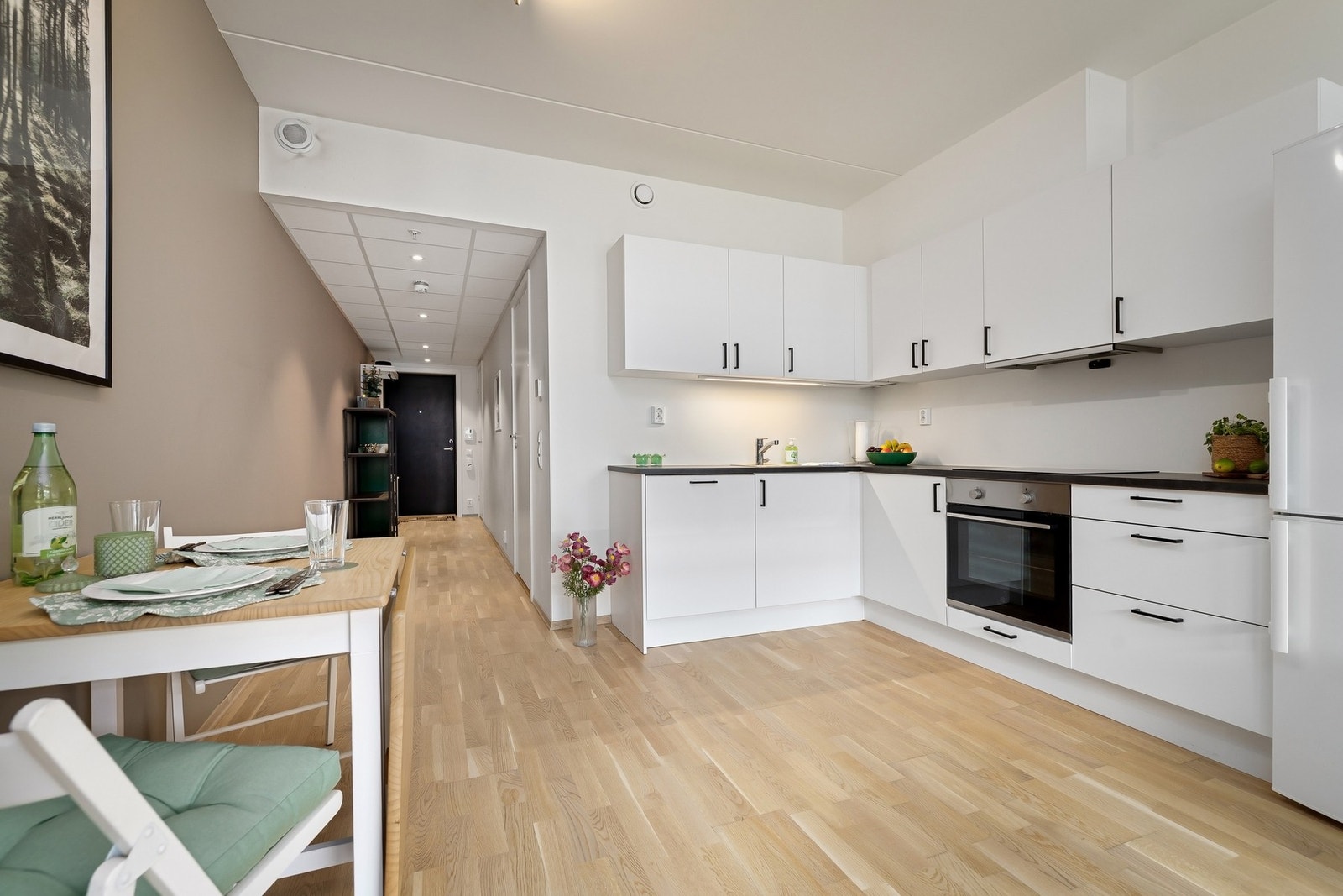 Moderne kjøkken med integrerte løsninger og tidløst design. Galleribilde