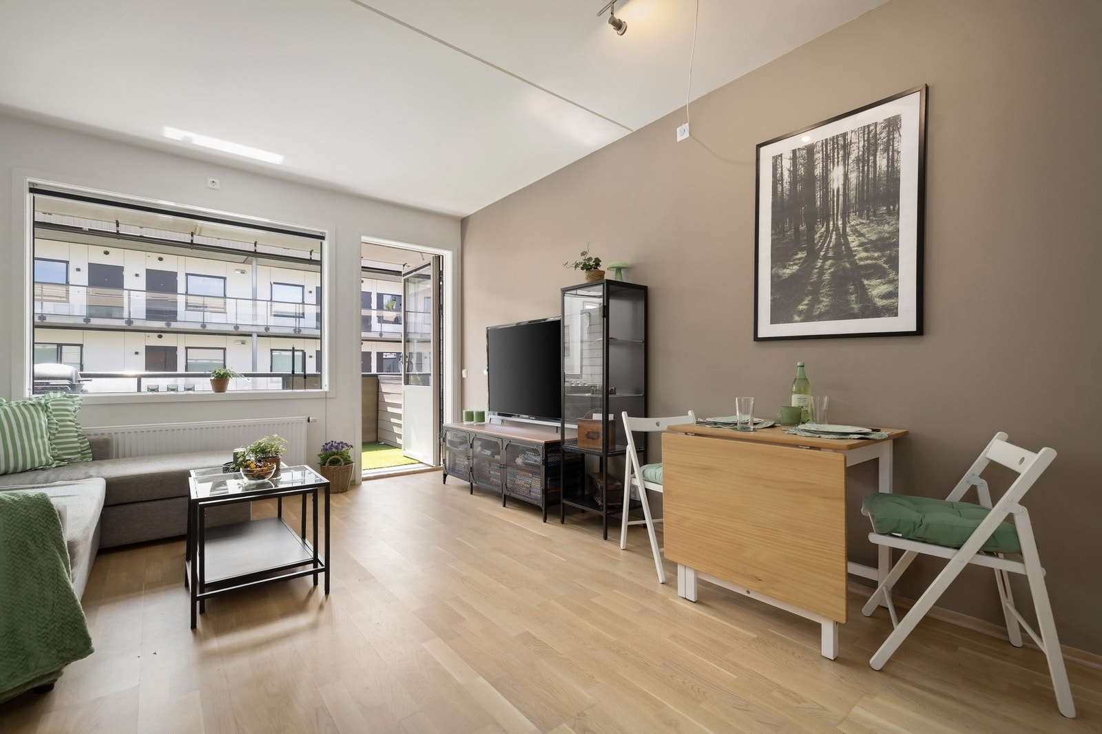 Moderne leilighet med gjennomgående lyse overflater og godt lysinnslipp. Galleribilde