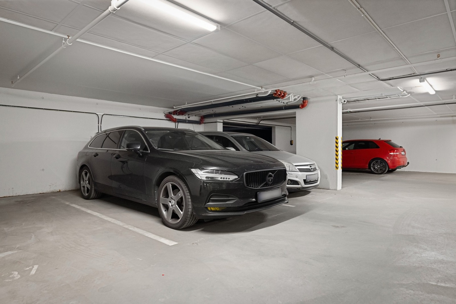 Parkingsplass i garasje tilhørende leiligheten. Galleribilde