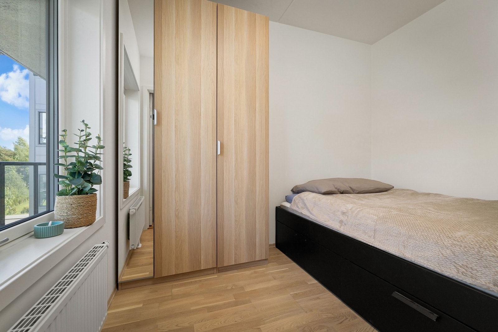 Soverom med plass til seng og garderobeløsning. Galleribilde