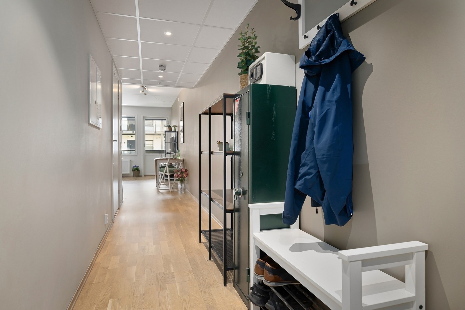 Lang og praktisk gang som binder leilighetens rom sammen. Galleribilde
