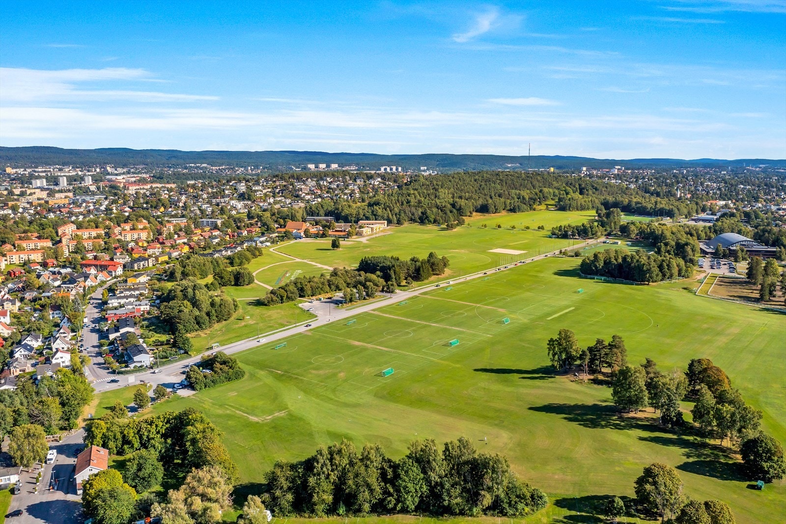 Det er gangavstand opp til Ekebergsletta med fotballbaner, tur og løpestier og skiløyper på gode vinterdager. Galleribilde