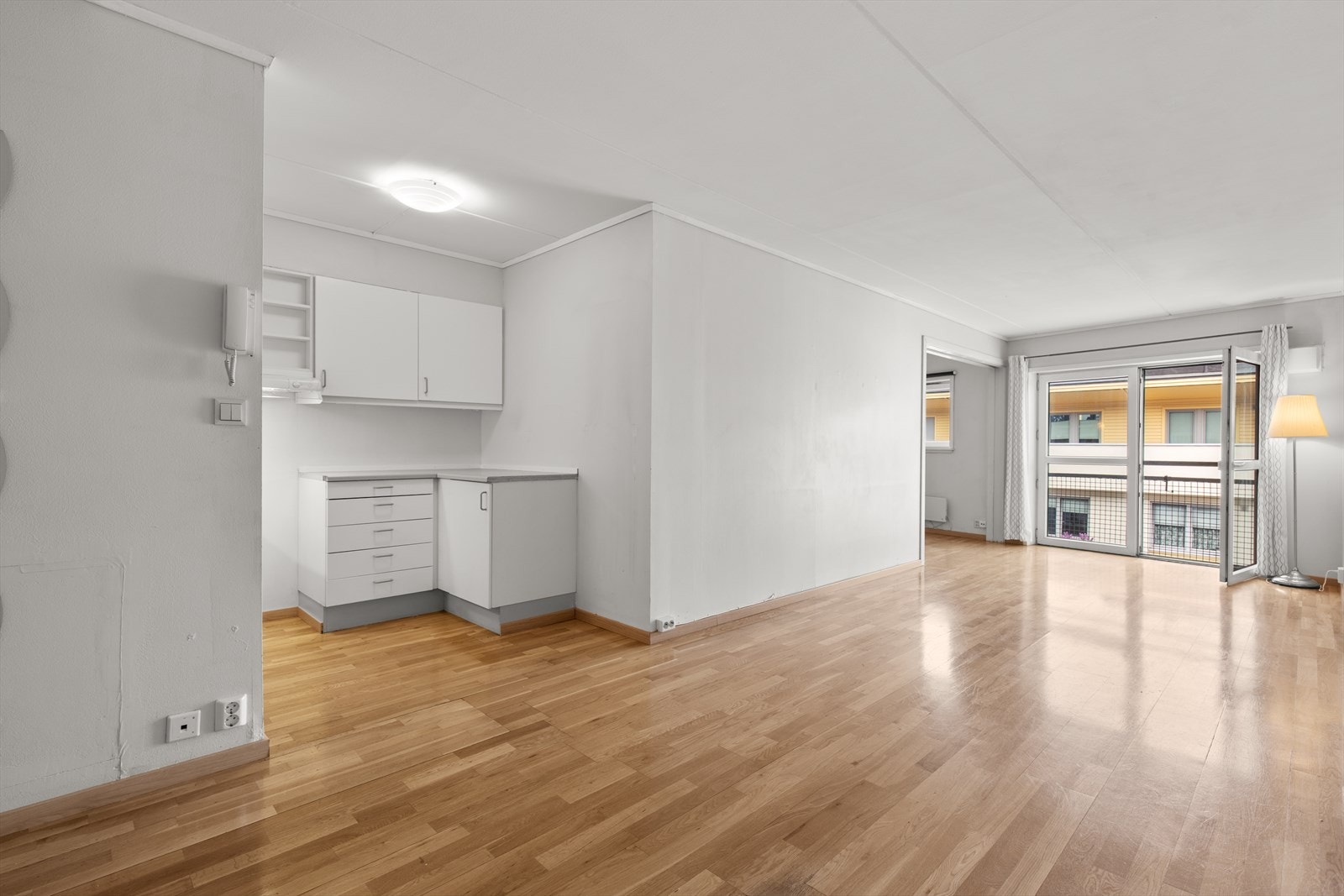 Leiligheten fremstår med eldre standard og bærer preg av normal bruk/slitasje over tid. Det må derfor påregnes enkelte oppgraderinger og utbedringskostnader etter kjøpers egne ønsker og behov. Galleribilde