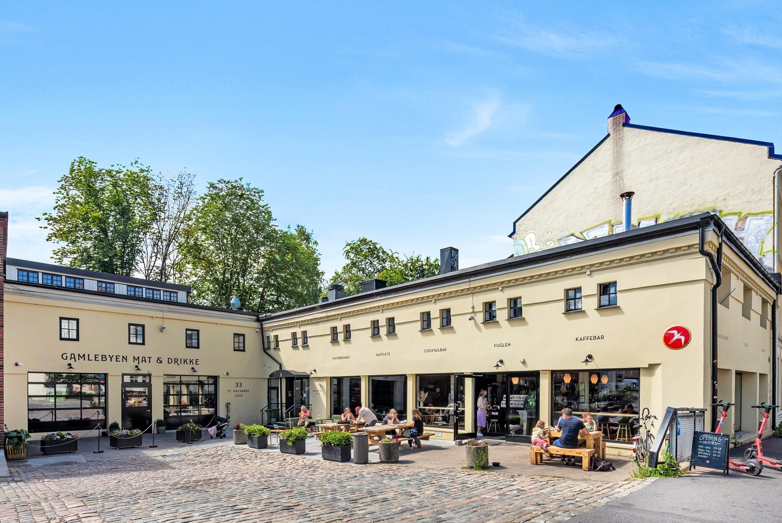 Fuglen Coffee Roasters i Gamlebyen er en kort spasertur unna. Galleribilde