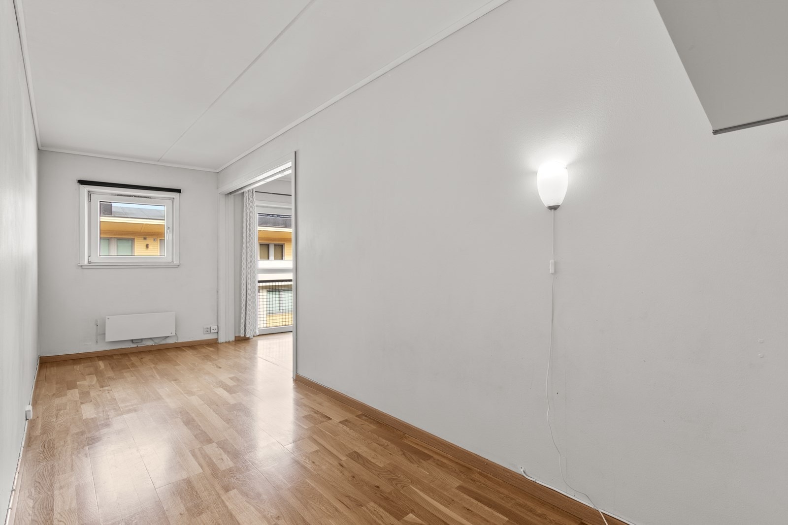 De brede skyvedørene mot stuen gir en fleksibel romløsning, hvor rommet enkelt kan åpnes opp for en mer sosial og romslig følelse, eller lukkes for privatliv og ro. Galleribilde