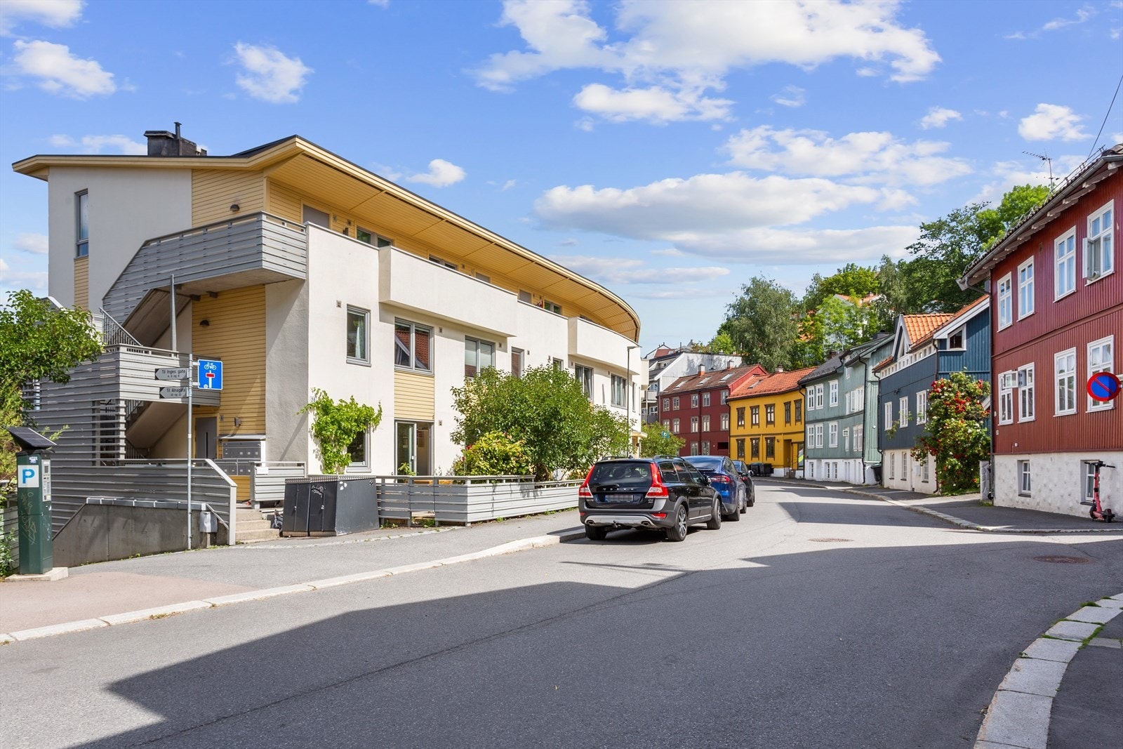 Utenfor ligger Konows gate med brede fortau, trær og hyggelig trehusbebyggelse i nærområdet. På våren bidrar syrintrærne i hagene til et grønt og trivelig gatepreg. Galleribilde