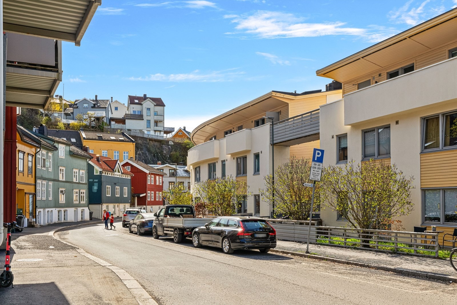 Utenfor ligger Konows gate med brede fortau, trær og hyggelig trehusbebyggelse i nærområdet. På våren bidrar syrintrærne i hagene til et grønt og trivelig gatepreg. Galleribilde