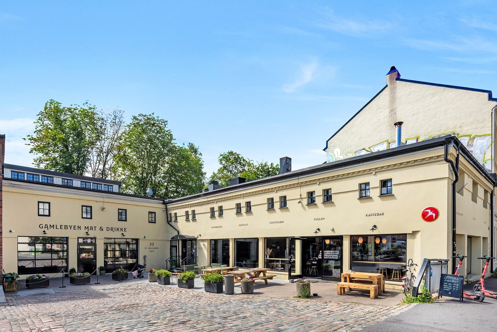 Fuglen Coffee Roasters er en populær kaffebar kjent for høy kvalitet og spesialbrent kaffe. Stedet byr på en hyggelig atmosfære og er et attraktivt tilbud i nærområdet. Galleribilde