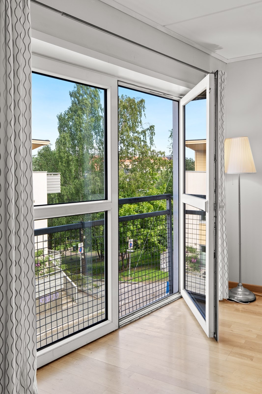 Fra stuen er det utgang til fransk balkong, som bidrar til godt naturlig lysinnslipp og en luftig, åpen romfølelse. Galleribilde