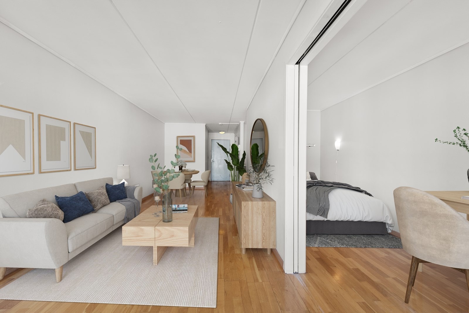 Leiligheten har en velfungerende planløsning med en naturlig inndeling i ulike soner. Kjøkkenet er plassert tilbaketrukket i en egen nisje, mens soverommet har en bred skyvedørsløsning som gjør at det enkelt kan åpnes opp og gi en mer åpen følelse. Galleribilde