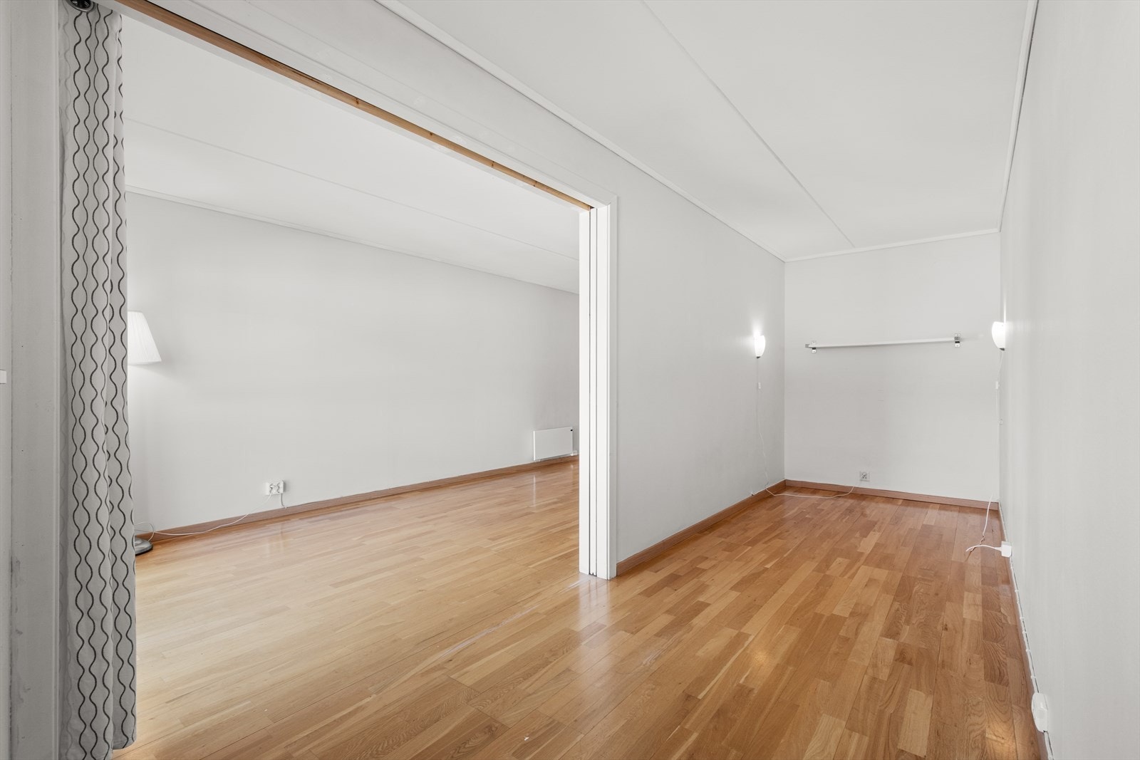 Soverommet har en praktisk og luftig utforming med god plass til seng og tilhørende møblement. Galleribilde