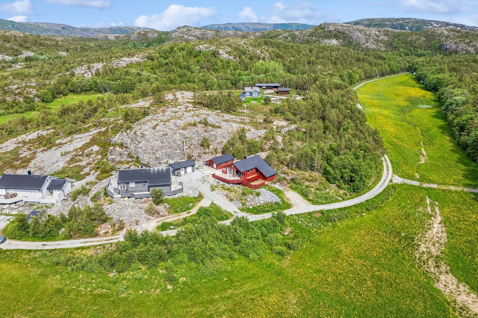 Dette er en lett tilgjengelig fritidsbolig i grønne omgivelser. Galleribilde