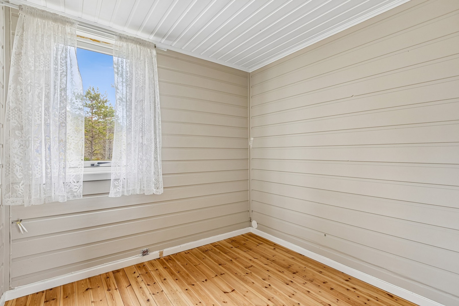 Soverom nr2 måler 5 m2 og kan fint brukes som gjesterom eller kontor! Galleribilde