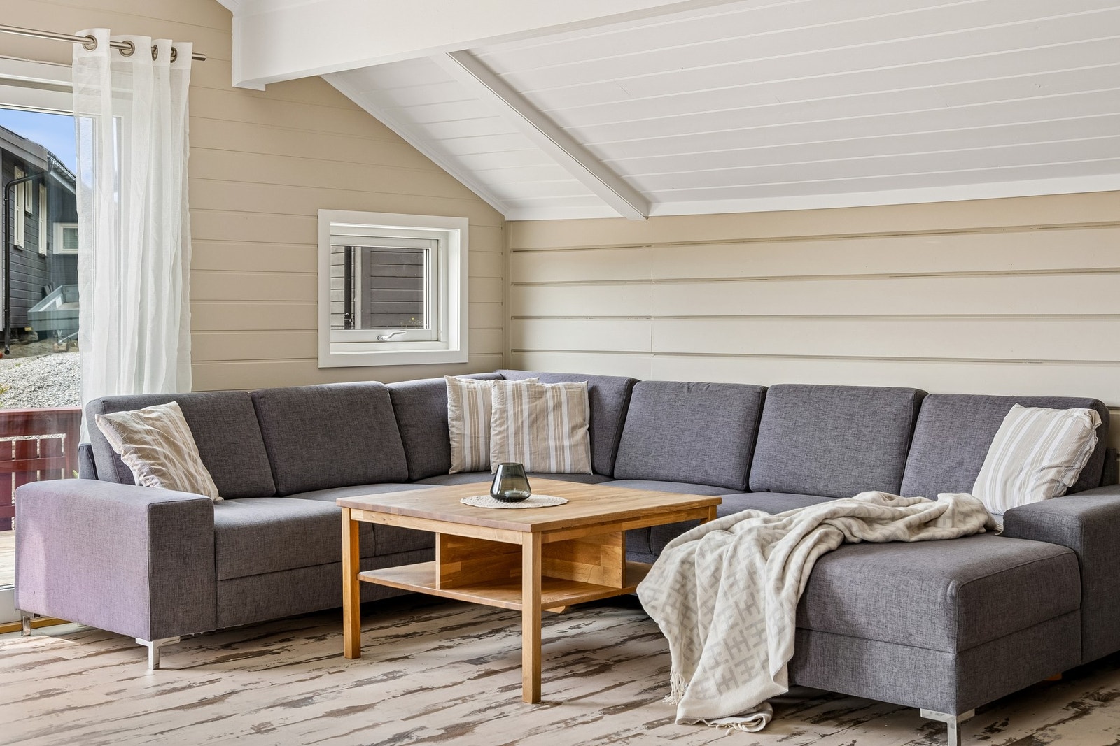 Oppholdsrommet har naturlige soner med god plass til både sofagruppe og spisebord! Galleribilde