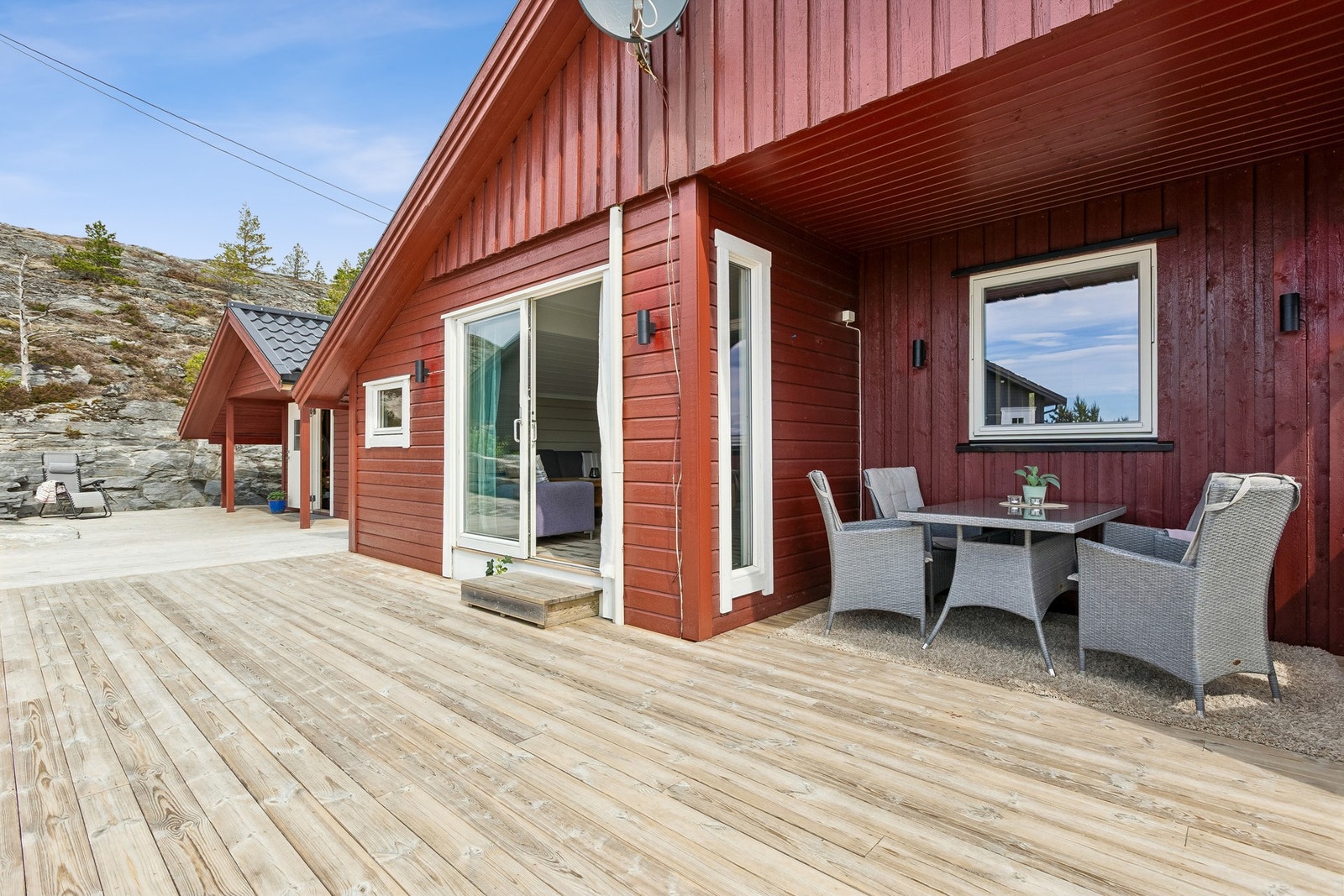 En trivelig uteplass som blir til en naturlig forlengelse av stuen i sommerhalvåret. Galleribilde