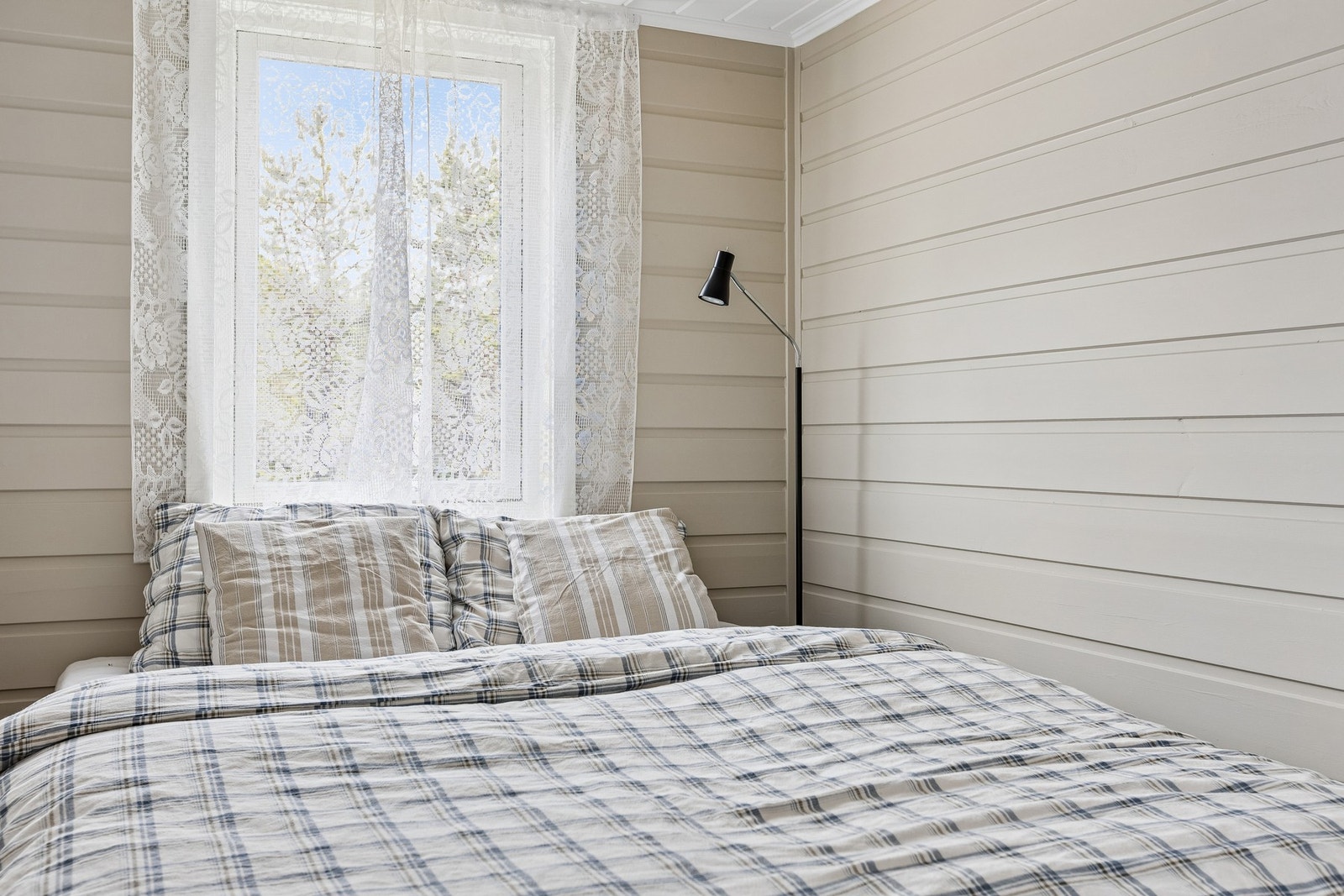 Hovedsoverom måler 7,5 m2 og har godt med plass til både seng og garderobeskap! Galleribilde