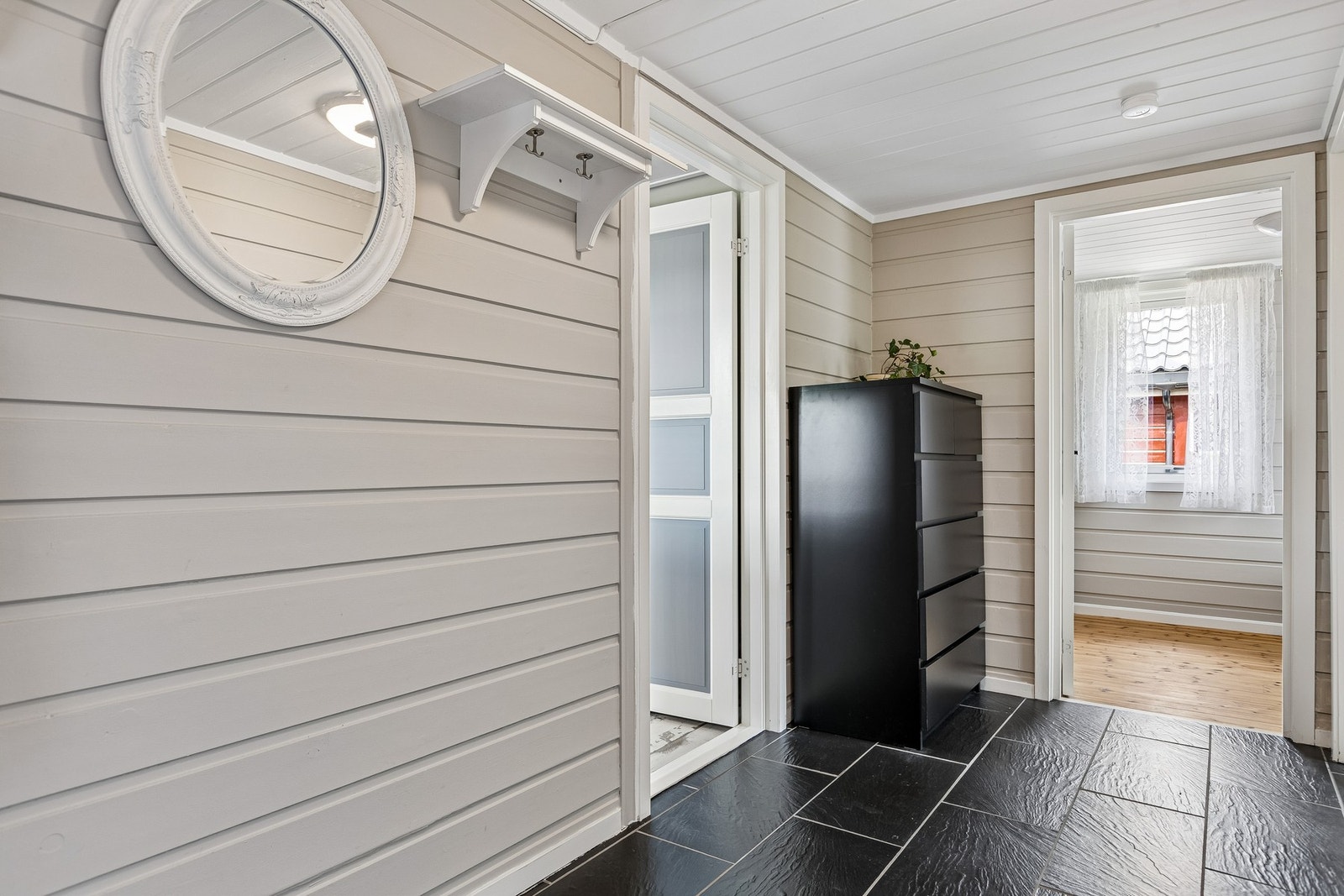 Entre har flislagt gulv med gulvvarme. Galleribilde
