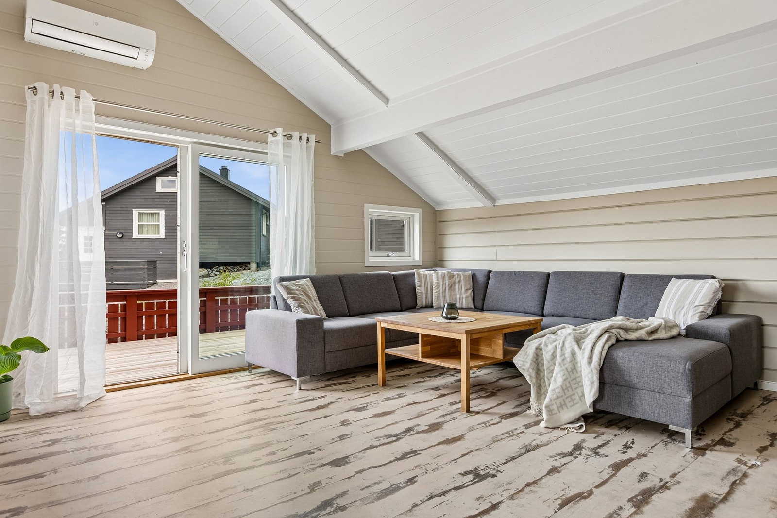Hytten består av en stor og luftig stue med god takhøyde, åpen løsning med kjøkken, samt utgang til en stor terrasse! Galleribilde