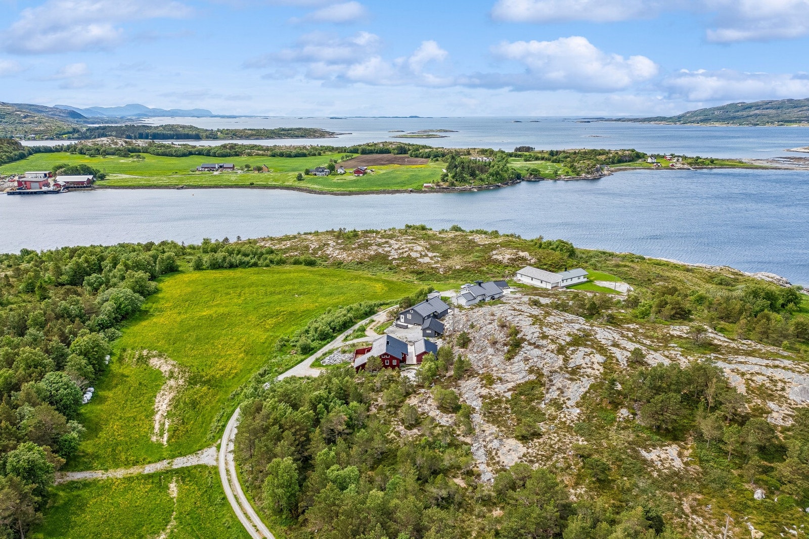 Hytta ligger flott til med nærhet til sjøen, bilvei helt frem, og endebeliggenhet i hyttefeltet! Galleribilde
