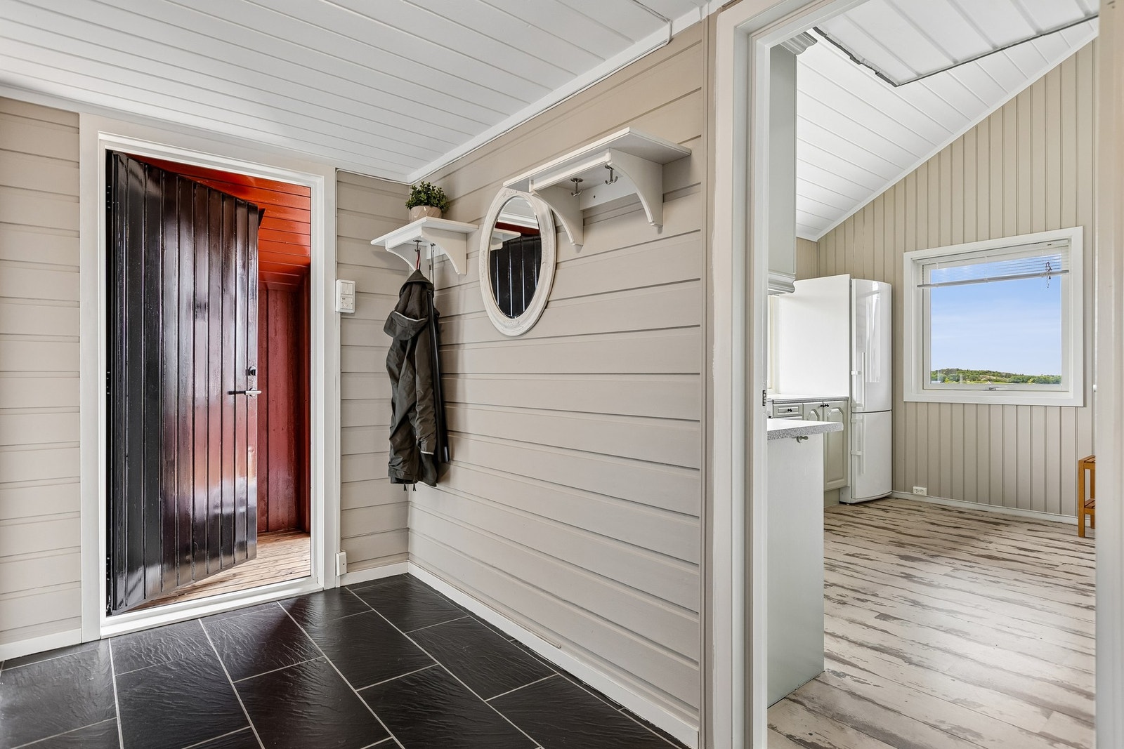 Fint med plass til å henge fra seg yttertøy. Galleribilde