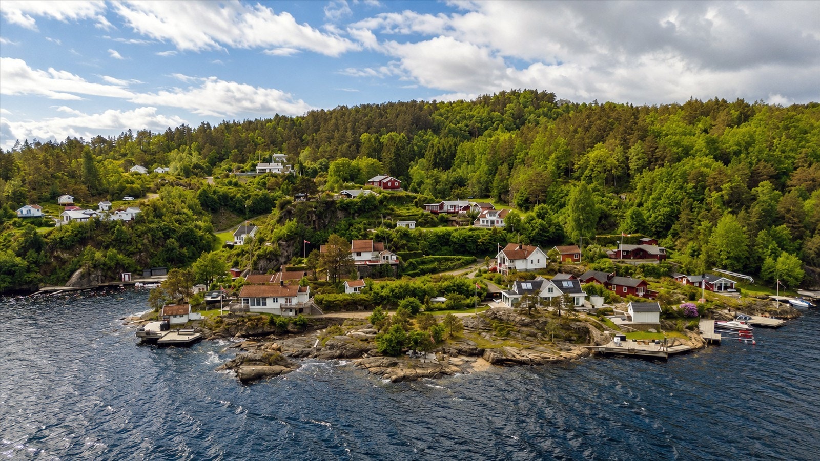 Den lite trafikkerte fjorden skaper trygge og rolige omgivelser, perfekt for bading, vannsport og gode opplevelser for hele familien - et ideelt fristed for både små og store Galleribilde