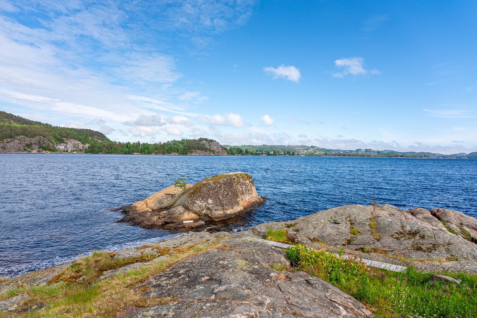 Felles badested med svarberg og liten øy. På sommertid blir det lagt ut en liten bro for lettere tilgang Galleribilde