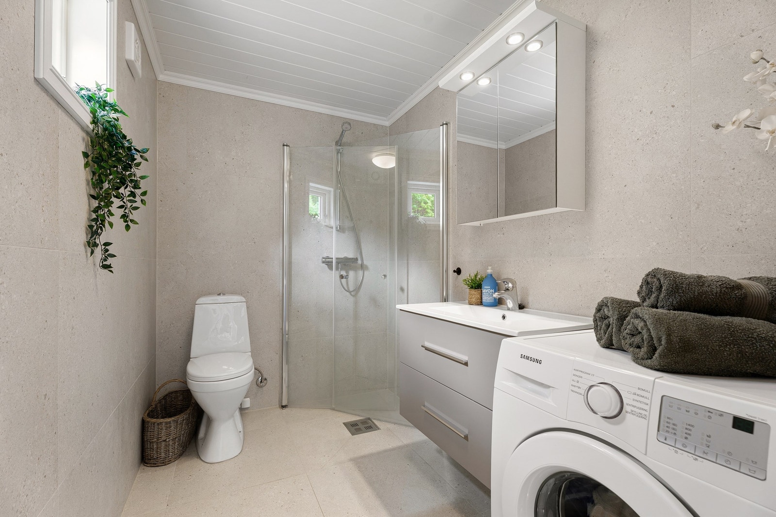 Delikat og tidløst baderom oppgradert i 2024 med moderne materialvalg og god standard. Badet er helfliset med 60x60 fliser på vegger og gulv, og har behagelig gulvvarme. Innredningen består av vegghengt servant med skuffer, speilskap og overlys Galleribilde