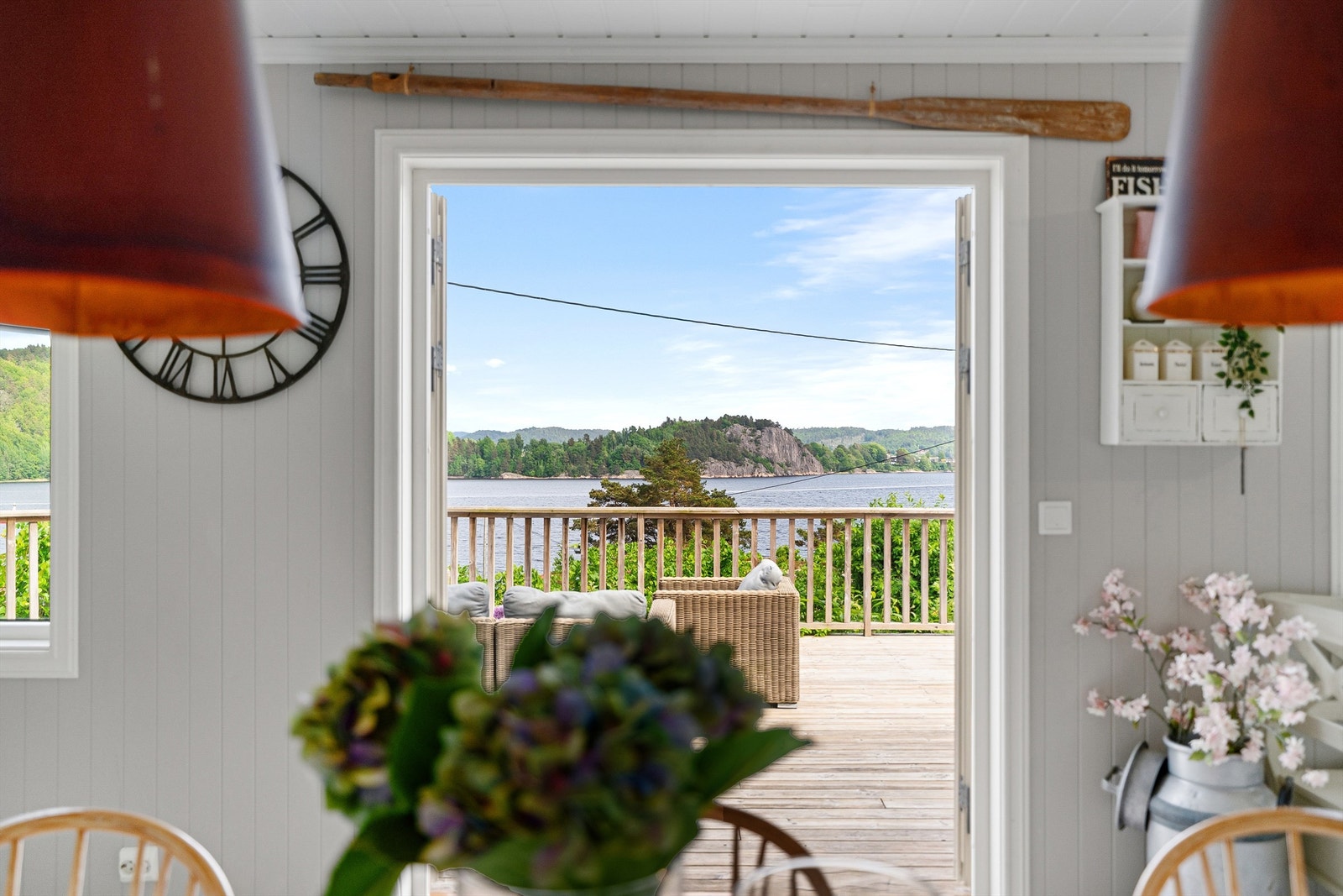 Utsikten setter en helt spesiell ramme rundt måltidene - ikke mange middagsbord kan måle seg med dette! Galleribilde