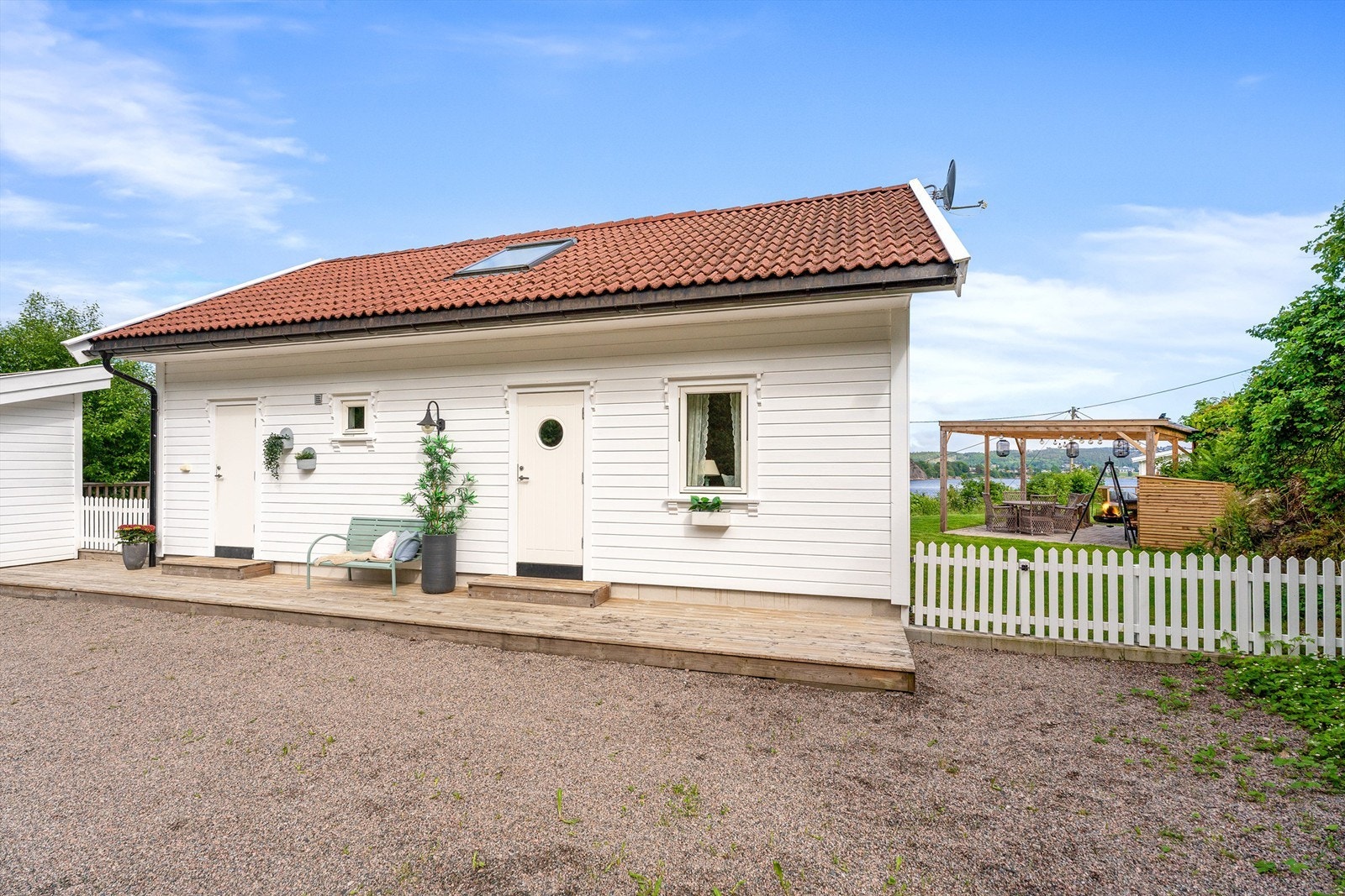 God plass for parkering utenfor fritidsboligen Galleribilde