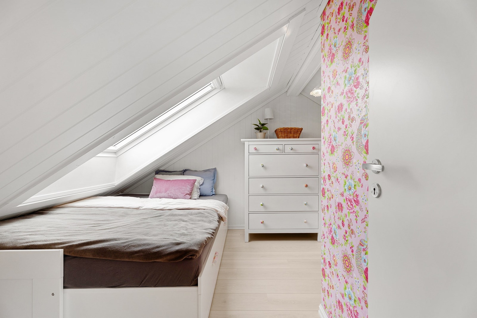 Soverom 3 med stort velux vindu og godt med plass til garderobe Galleribilde