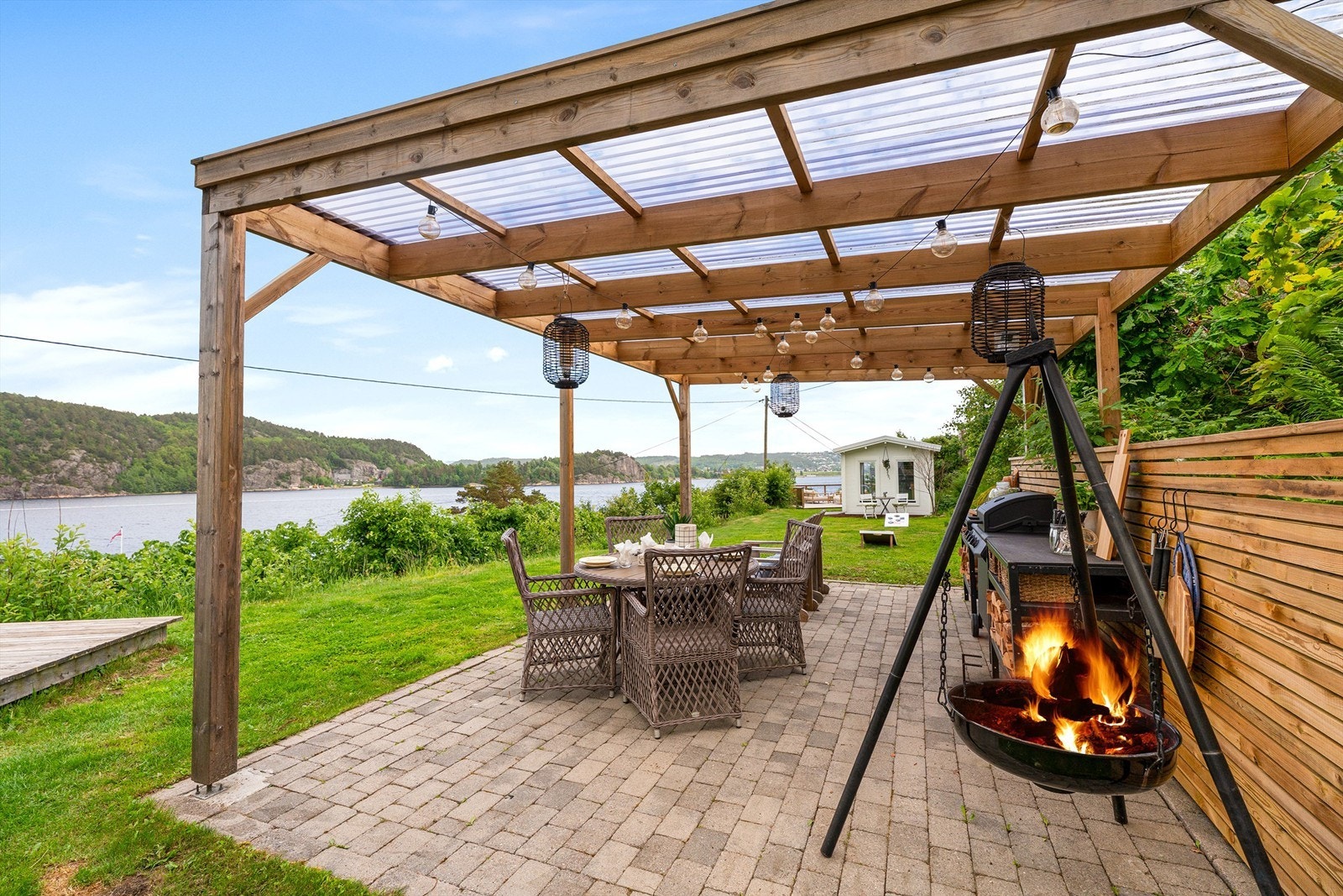 Pergola med grill og bålpanne, perfekt for å invitere til sosiale sammenkomster Galleribilde