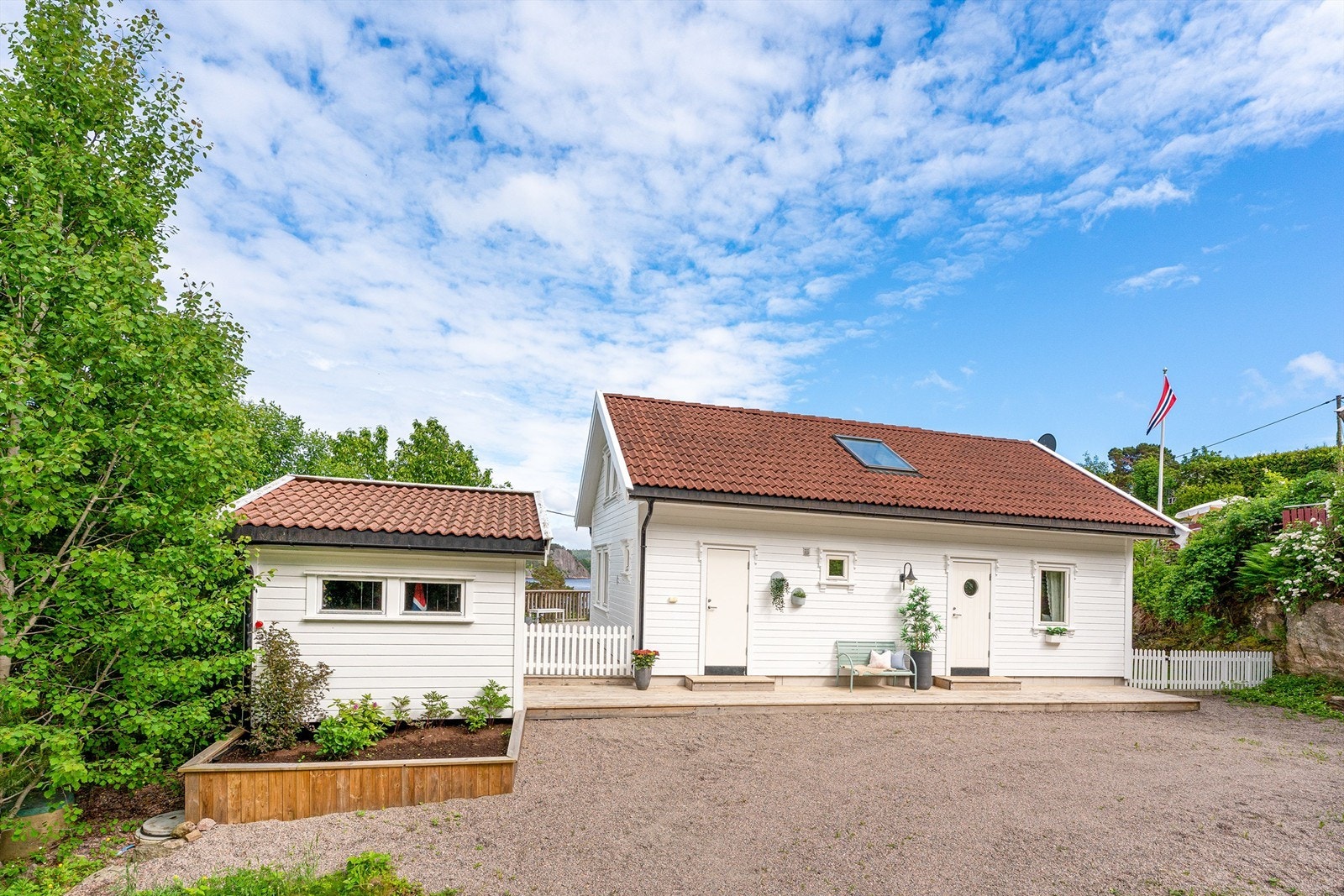 En meget gjennomført og pen fritidsbolig med nærhet til sjøen, gode solforhold og uteområder Galleribilde