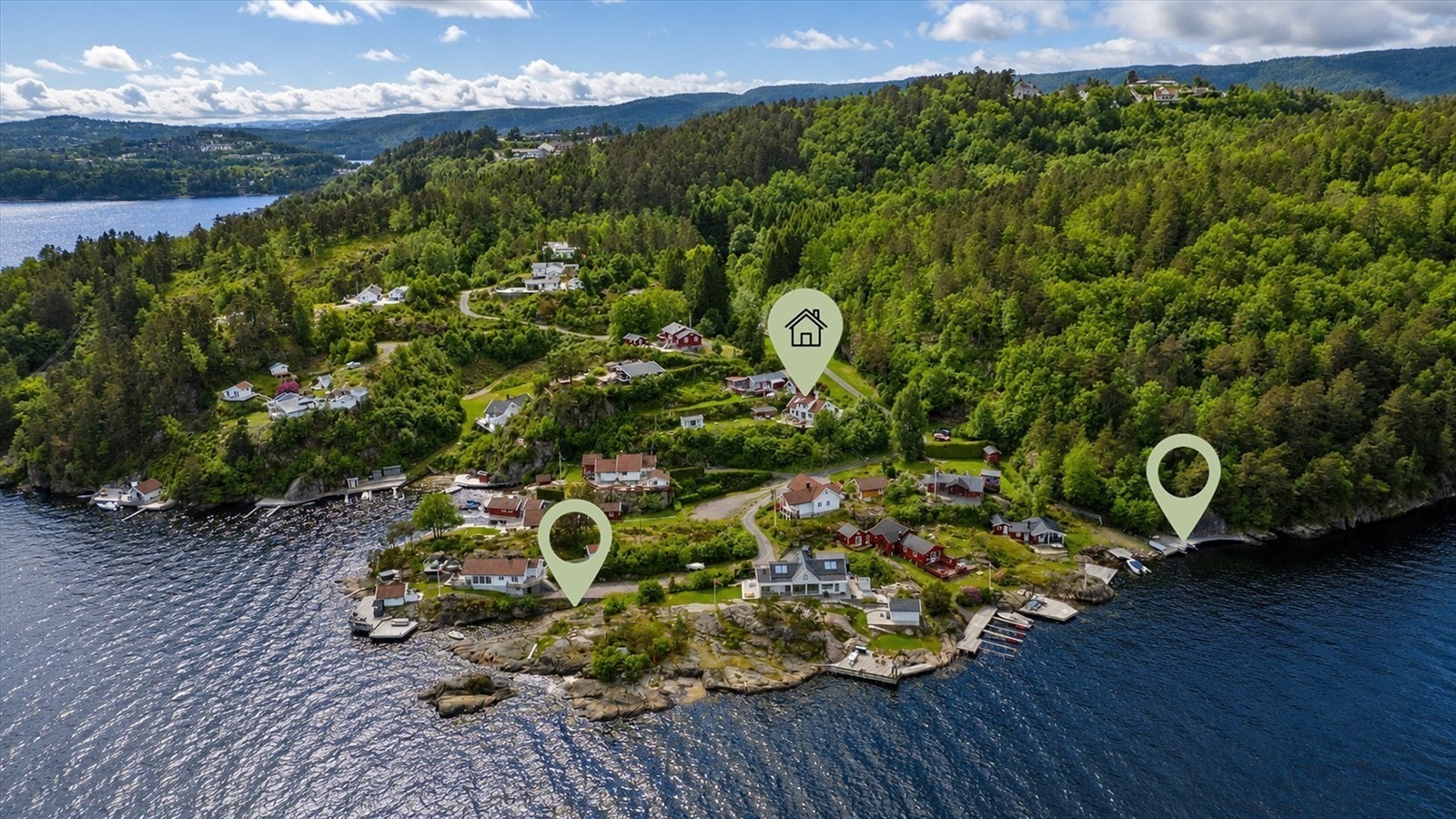 Oversikt, pil med runding viser båtplass og badestrand, badeplassen har flott sandstrand. Det er i tillegg nydelig svaberg og en liten øy med brotilgang som kan benyttes til bading mm. Galleribilde
