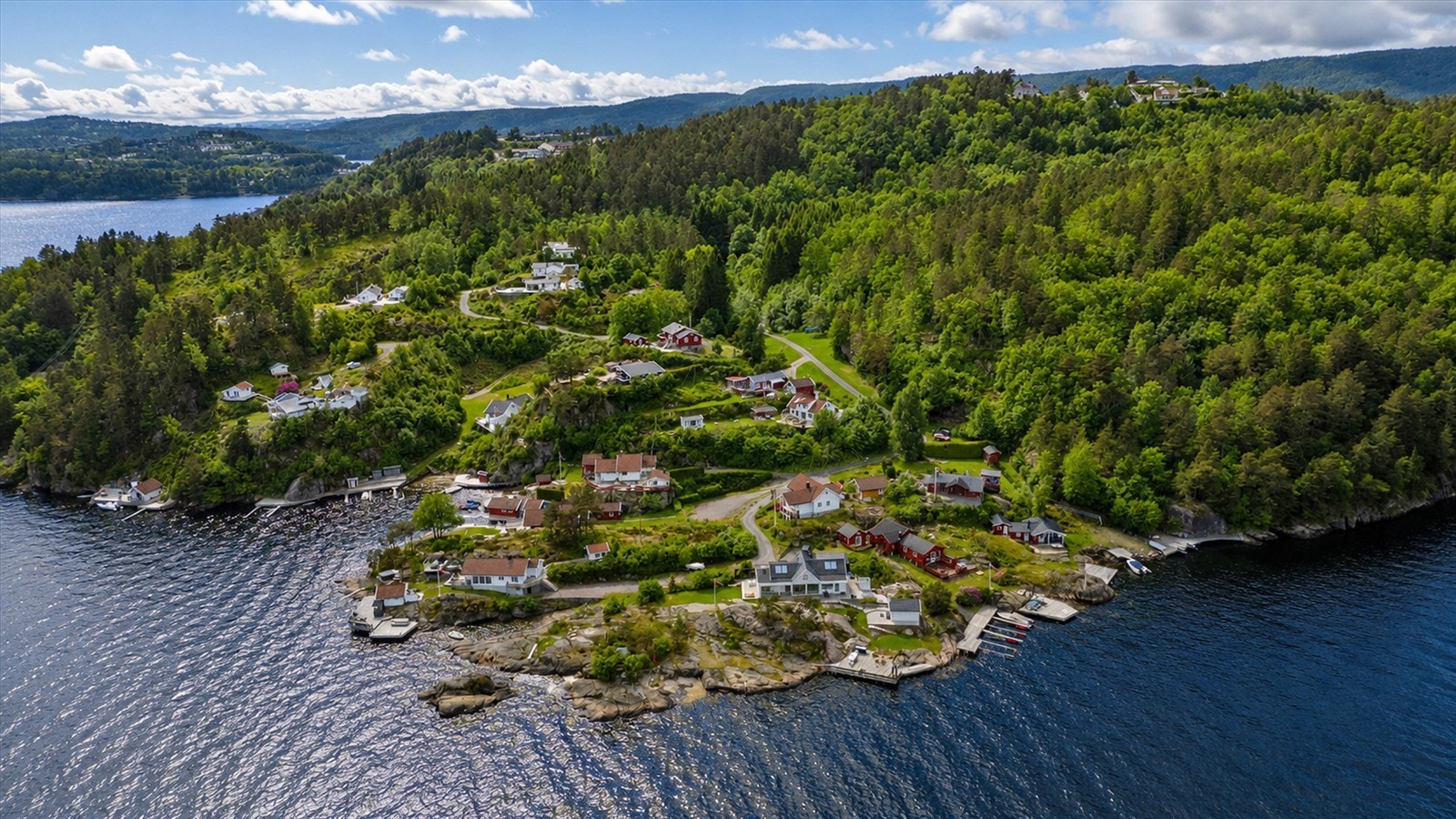 Her får du rolige omgivelser med sjøen som nærmeste nabo og optimale solforhold gjennom dagen - en skikkelig sørlandsidyll Galleribilde