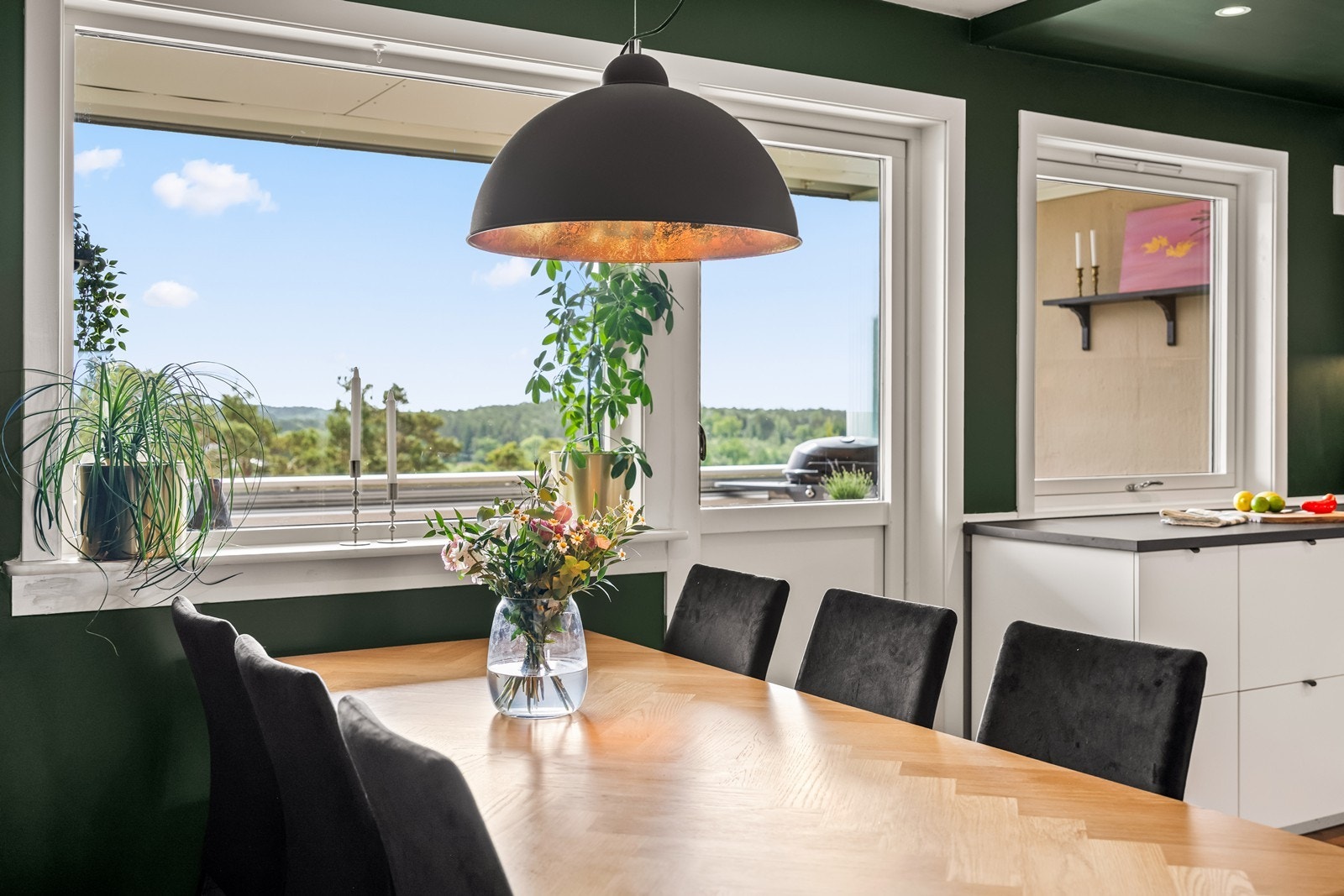 Lys og trivelig spisekrok med hyggelig utsyn Galleribilde