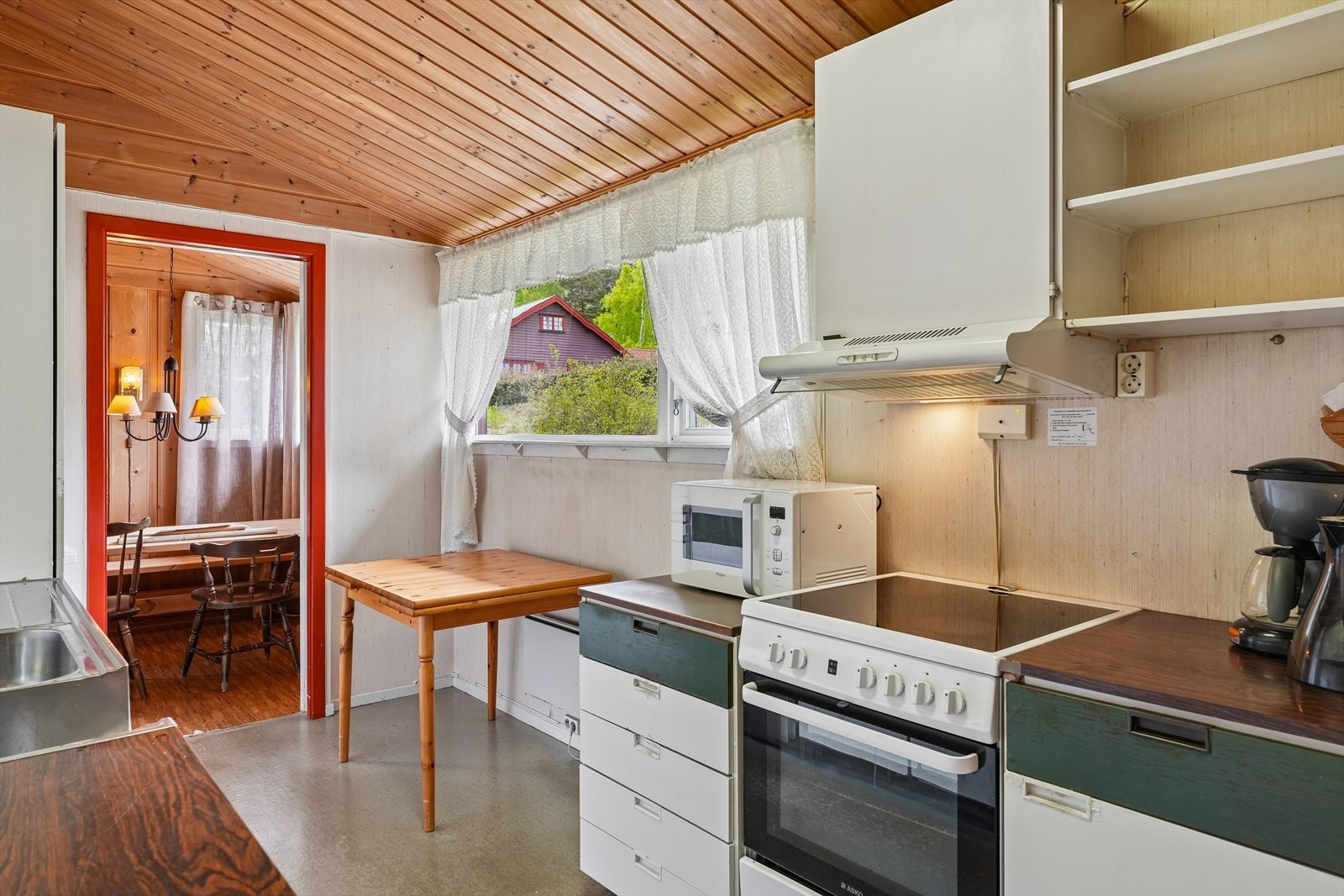 Kjøkkenet er av enkel standard og har innredning fra byggeåret med glatte fronter, skrog i platemateriale og laminerte benkeplater. Kjøkkenet er utstyrt med komfyr, ventilator, mikrobølgeovn og kjøleskap. Galleribilde