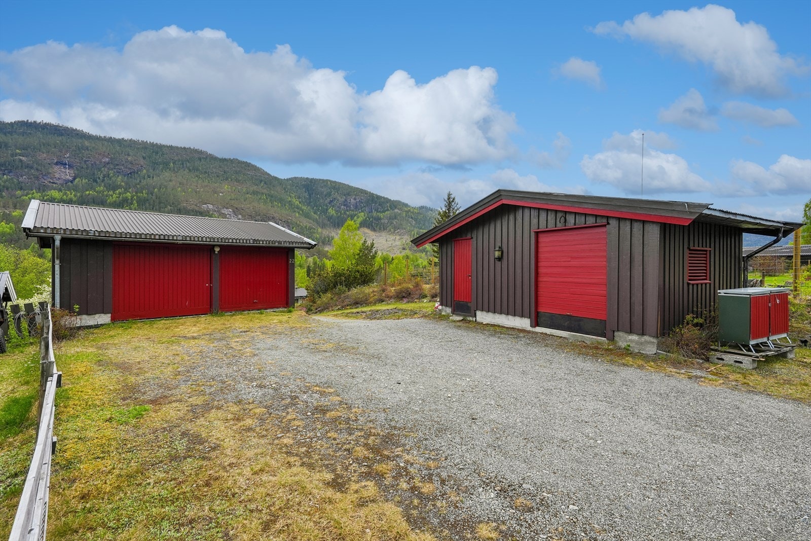 På eiendommen står også et uthus som gir gode oppbevaringsmuligheter og et uisolert garasjebygg med to vippeporter. Galleribilde