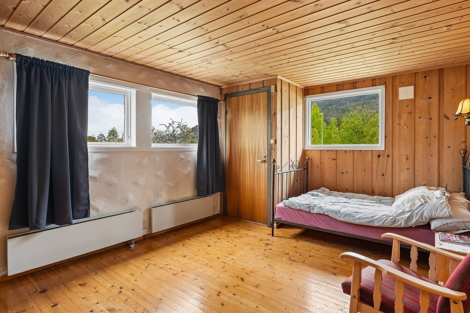 Den tidligere hybeldelen består av oppholdsrom med plass til seng og møblering etter behov. Rommet har en kombinasjon av panel og pussede murvegger. Galleribilde