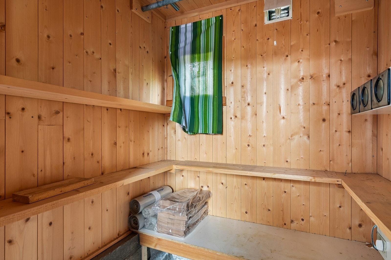 Uthuset er innredet med to separate boder som egner seg godt til lagring av hageutstyr, ved, sykler eller annet utstyr. Galleribilde