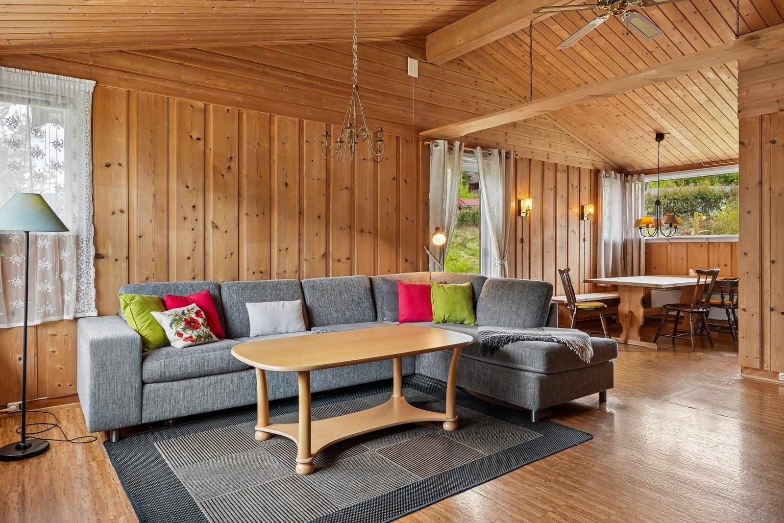 Stua har naturlige soner for både sofagruppe og spiseplass, noe som gir et naturlig samlingspunkt for familie og gjester. Galleribilde