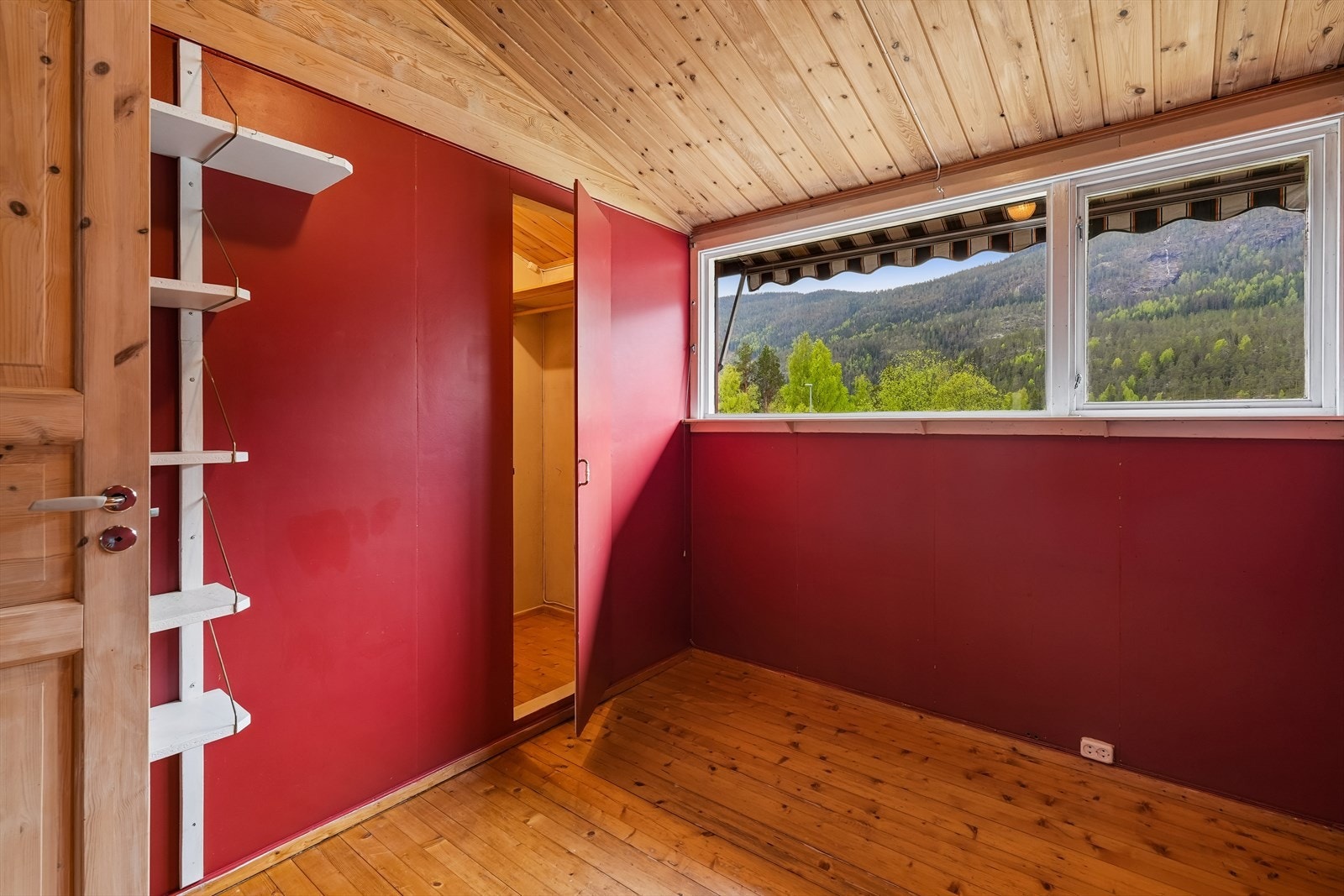 Hovedetasjen har tre soverom med fleksible bruksmuligheter. To av soverommene har tilgang til en felles walk-in-garderobe som gir gode oppbevaringsmuligheter. Soverom 1. Galleribilde
