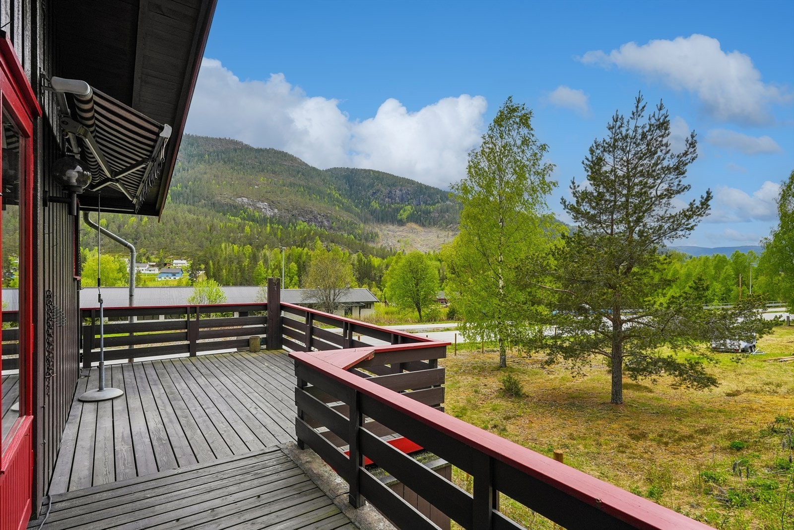 Fra eiendommen er det utsikt til skogkledde åser og omliggende områder. Her er normale solforhold ut fra beliggenhet. Galleribilde