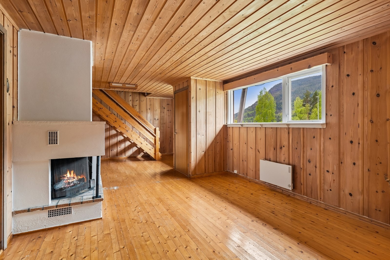 Mellom hovedetasjen og kjelleren er det innvendig tretrapp, samtidig som kjelleren har egne utvendige innganger. Galleribilde
