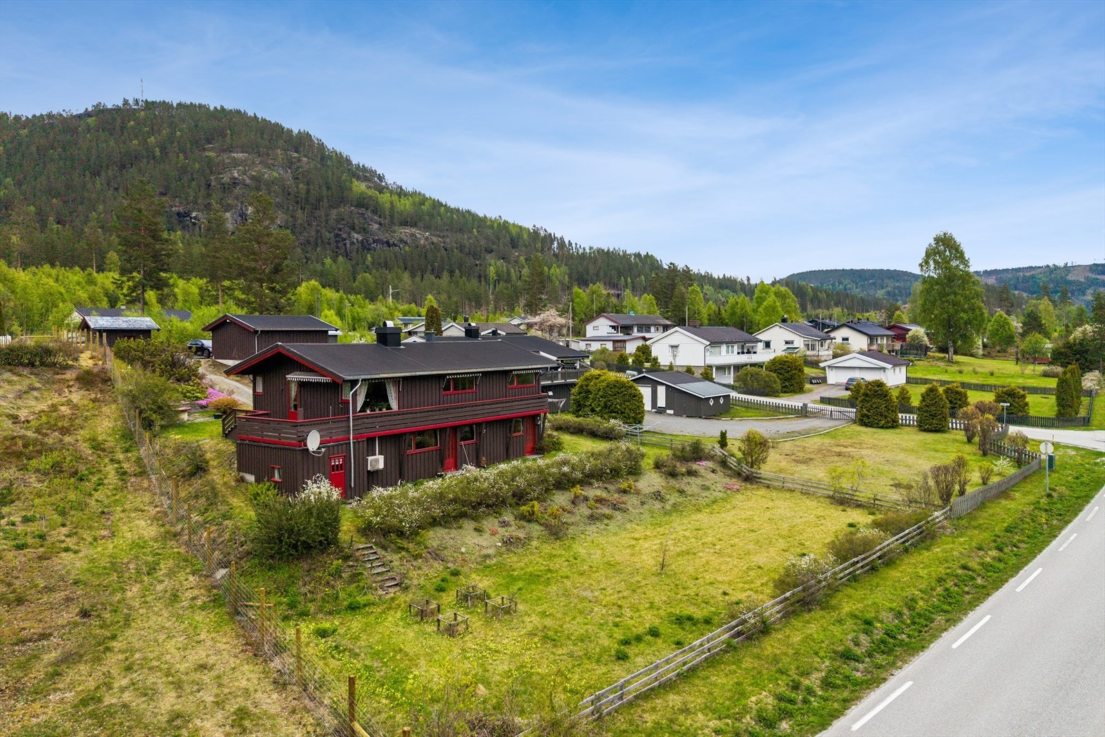 Moreina 22 ligger på eiet tomt med plen mellom og rundt bebyggelsen. På nedsiden av huset er det en stor hage med bærbusker, prydbusker samt fine blomsterbed og stor plen med god plass til lek og moro. Galleribilde