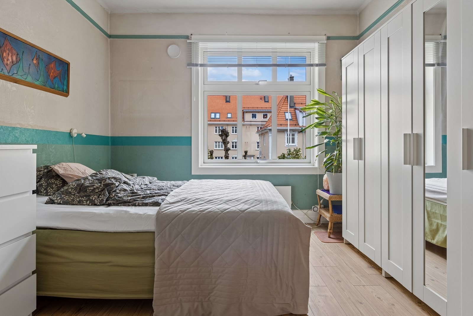 Det andre soverommet har tregulv og plass til både seng og garderobeløsning. Galleribilde