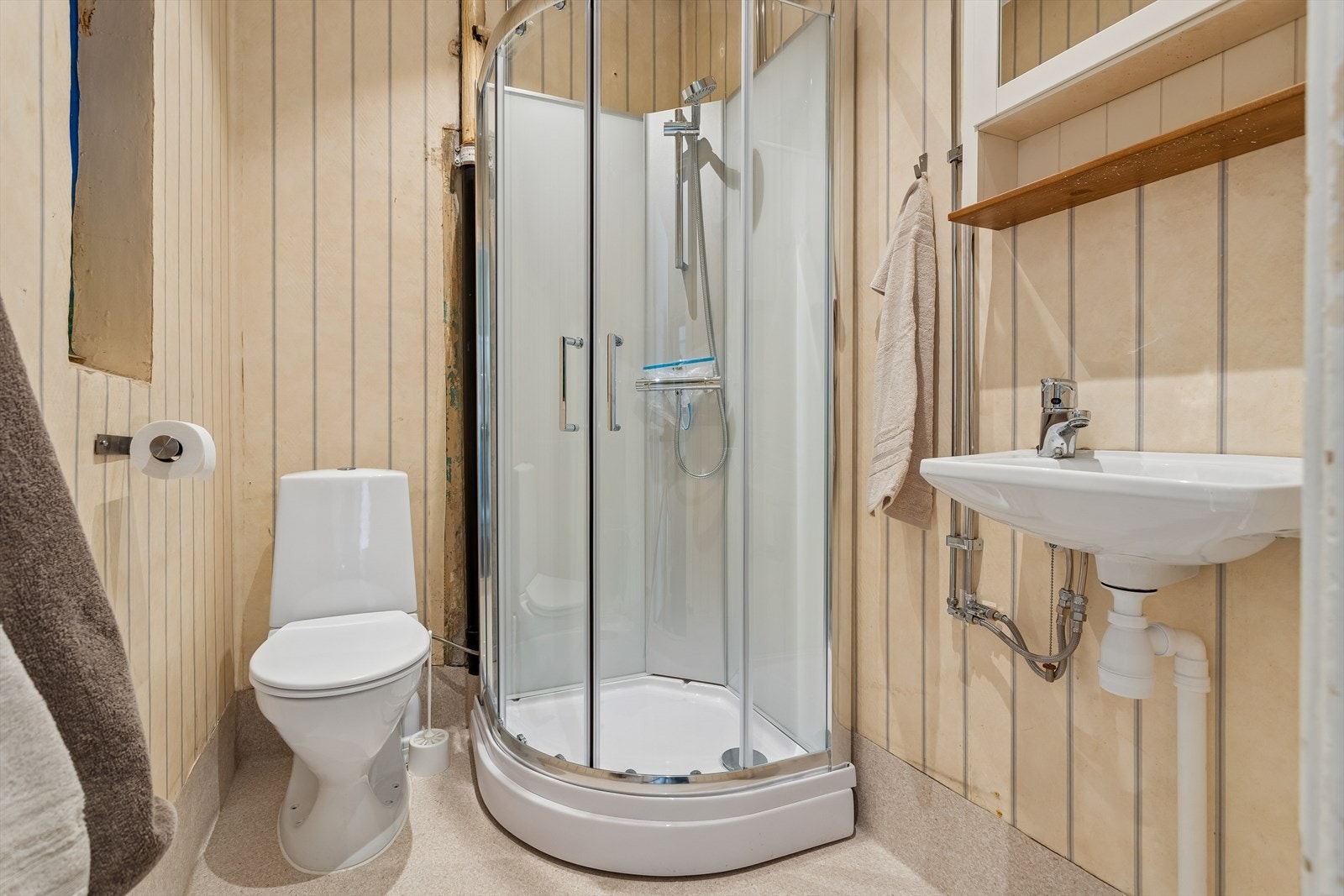 Badet er utstyrt med varmekabler i gulvet, nytt dusjkabinett og toalett. Gulvet har nytt linoleumsbelegg med membran. Galleribilde